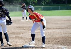 【準決勝・グラティアスウイッシュＢＣ―ＪＢＣ札幌ジュニア】中尾は初回に適時打を放ち一塁ベースで笑顔を見せる