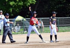 【準決勝・グラティアスウイッシュＢＣ―ＪＢＣ札幌ジュニア】ウイッシュは初回１死三塁、３番横山が右中間三塁打で先制し三塁ベースで拳を上げる