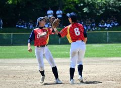 【決勝・グラティアスウイッシュＢＣ―札幌ブルーシェジュニア】ウイッシュは七回、三振を取った中尾（右）が横山とグラブタッチする