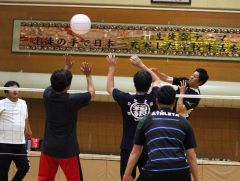 ミニバレーで熱戦を展開する選手たち