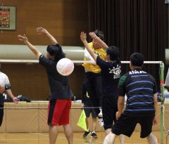 ミニバレーで熱戦を展開する選手たち
