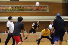 ミニバレーで熱戦を展開する選手たち