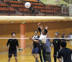 ミニバレーで熱戦を展開する選手たち