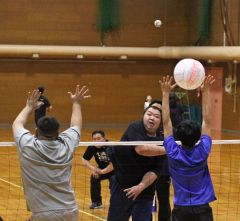 ミニバレーで熱戦を展開する選手たち