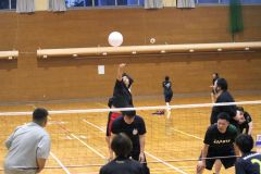 ミニバレーで熱戦を展開する選手たち