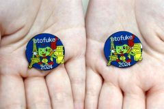金メダル掛けパリ走るおおそでくん　音更限定のピンバッジ　赤い羽根共同募金