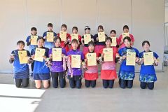 女子で上位の成績を収め、全道大会の出場権を得た選手ら。前列左から３人目から優勝した帯大谷の平松あすかと大場実羽のペア