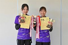 女子で優勝した帯大谷の（右から）大場実羽と平松あすかのペア