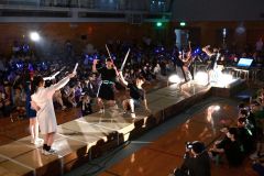体育館で行われたパレードのファッションショー。パフォーマンスを交え、花道を歩く生徒たち（５日、帯広柏葉高校。金野和彦撮影）