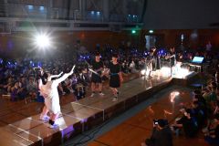 体育館で行われたパレードのファッションショー。パフォーマンスを交え、花道を歩く生徒たち（５日、帯広柏葉高校。金野和彦撮影）