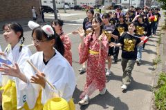 仮装や浴衣姿で市内を練り歩く生徒たち（５日、帯広柏葉高校。金野和彦撮影）
