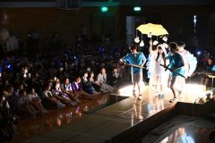 パレードのファッションショー。パフォーマンスを交え、花道を歩く生徒たち（５日、帯広柏葉高校。金野和彦撮影）