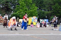 美声　仮装アトラクションで生演奏をＢＧＭに澄んだ歌声を披露する女子生徒（６日、音更高校。内形勝也撮影）