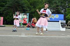 楽しい！　はじける笑顔で仮装アトラクションを披露する生徒ら（６日、音更高校。内形勝也撮影）