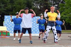 似合ってる？　仮装アトラクションでダンスを披露する生徒ら（６日、音更高校。内形勝也撮影）