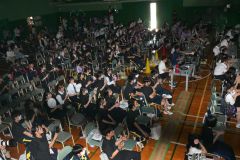 他クラスのパフォーマンスに歓声を上げる生徒ら（５日、幕別清陵高校。吉原慧撮影）