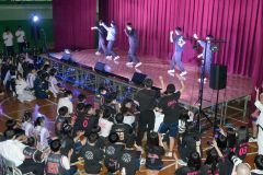 クラスごとに行うクラスパフォーマンス。歌とダンスで体育館が熱気に包まれた（５日、幕別清陵高校。吉原慧撮影）
