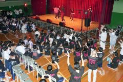 クラスごとに行うクラスパフォーマンス。歌とダンスで体育館が熱気に包まれた（５日、幕別清陵高校。吉原慧撮影）