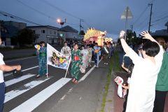学校祭の開幕を告げる恒例の「あんどん行列」。町内を練り歩く生徒たちに見物客から声援が送られた（５日、広尾高校。能勢雄太郎）