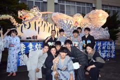 学校祭の開幕を告げる恒例の「あんどん行列」。力作をバックに浴衣姿で記念撮影（５日、広尾高校。能勢雄太郎撮影）