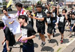 パレード中、ウエーブをして盛り上がる帯柏葉の生徒たち（５日、帯広柏葉高校。金野和彦撮影）