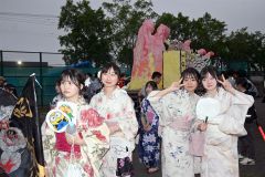 学校祭の開幕を告げる恒例の「あんどん行列」。力作をバックに浴衣姿で記念撮影（５日、広尾高校。能勢雄太郎撮影）