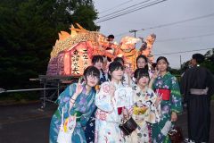 学校祭の開幕を告げる恒例の「あんどん行列」。力作をバックに浴衣姿で記念撮影（５日、広尾高校。能勢雄太郎撮影）