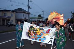 学校祭の開幕を告げる恒例の「あんどん行列」。町内を練り歩く生徒たちに見物客から声援が送られた（５日、広尾高校。能勢雄太郎）
