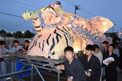 学校祭の開幕を告げる恒例の「あんどん行列」。町内を練り歩く生徒たちに見物客から声援が送られた（５日、広尾高校。能勢雄太郎）