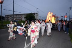 学校祭の開幕を告げる恒例の「あんどん行列」。町内を練り歩く生徒たちに見物客から声援が送られた（５日、広尾高校。能勢雄太郎）