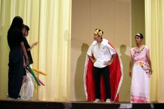 清高祭初日に体育館のステージで行われたアトラクション。劇を披露する生徒（６日、清水高校。那須野通信員撮影）