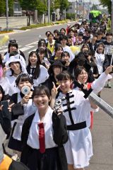 沿道からたくさんの声援を受け、仮装姿で練り歩く帯柏葉の生徒たち（５日、帯広柏葉高校。金野和彦撮影）
