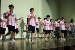 清高祭初日に体育館のステージで行われたアトラクション。ダンスを披露する生徒（６日、清水高校。那須野通信員撮影）