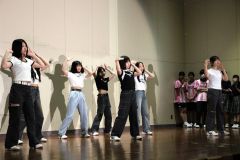 清高祭初日に体育館のステージで行われたアトラクション。ダンスを披露する生徒（６日、清水高校。那須野通信員撮影）