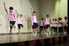 清高祭初日に体育館のステージで行われたアトラクション。ダンスを披露する生徒（６日、清水高校。那須野通信員撮影）