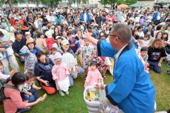 多くの子どもでにぎわったお菓子まき