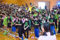 学校祭開幕―。準備に励み、いよいよ迎えた開祭式。パレードに向かう衣装姿で雄叫びを上げる生徒たち（５日、帯広柏葉高校。金野和彦撮影）