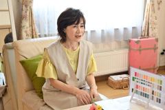 カラー診断やカラーセラピーについて語る塚田さん（星野広翔撮影）