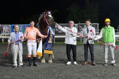 重賞初勝利のホクセイハリアー。馬の右隣が金山明彦調教師、馬の左隣が渡会心路騎手