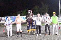 重賞初勝利のホクセイハリアー。馬の右隣が金山明彦調教師、馬の左隣が渡会心路騎手