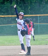 【決勝戦・とかちスマイルレインボー―札幌ダイヤモンドガールズ】とかちは二回、先頭打者の高橋ひよりが左前二塁打で出塁し喜ぶ。高橋は安田莉子の適時二塁打で生還して１点先制する