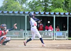 【決勝戦・とかちスマイルレインボー―札幌ダイヤモンドガールズ】とかちは二回、先頭打者の高橋ひよりの左前二塁打で出塁