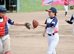 【決勝戦・とかちスマイルレインボー―札幌ダイヤモンドガールズ】とかちは六回、再びマウンドにあがった安田（左）が相手打者を三振にし荒木とグラブタッチする