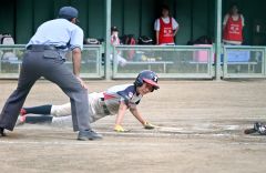 【決勝戦・とかちスマイルレインボー―札幌ダイヤモンドガールズ】とかちは五回、中越え三塁打で出塁した荒木が相手エラーを見逃さず生還し２点目をあげた