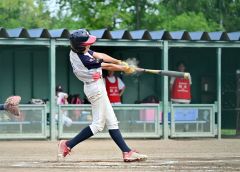 【決勝戦・とかちスマイルレインボー―札幌ダイヤモンドガールズ】とかちは五回、２死無塁で荒木心羽が中越え三塁打を放つ。荒木は敵失で生還し１点を返す