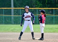 【決勝戦・とかちスマイルレインボー―札幌ダイヤモンドガールズ】とかちは四回、左中間二塁打で出塁した安村穂乃花
