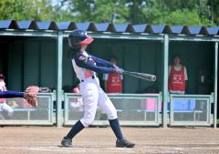 【決勝戦・とかちスマイルレインボー―札幌ダイヤモンドガールズ】とかちは四回、１死無塁で安村穂乃花が左中間二塁打で出塁した