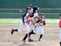 【決勝戦・とかちスマイルレインボー―札幌ダイヤモンドガールズ】とかちは四回、３番手でマウンドに上がった荒木が三者凡退でベンチに戻る（中央）