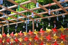 芽室神社に登場した風鈴やかざぐるまで装飾された一角
