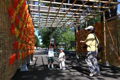芽室神社に登場した風鈴やかざぐるまで装飾された一角